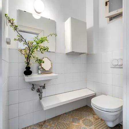 Tango Budapest- Your In Downtown *