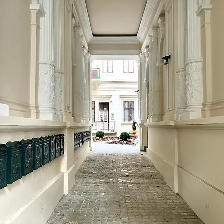 Апартаменты Vintage Budapest- Your In Downtown Будапешт